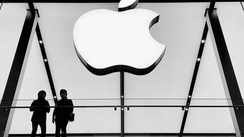 Apple удалила ключевые сервисы холдинга VK из App Store, ссылаясь на соблюдение санкционных правил. Удаление затронуло популярные приложения, вызвало падение акций и реакцию российских властей.