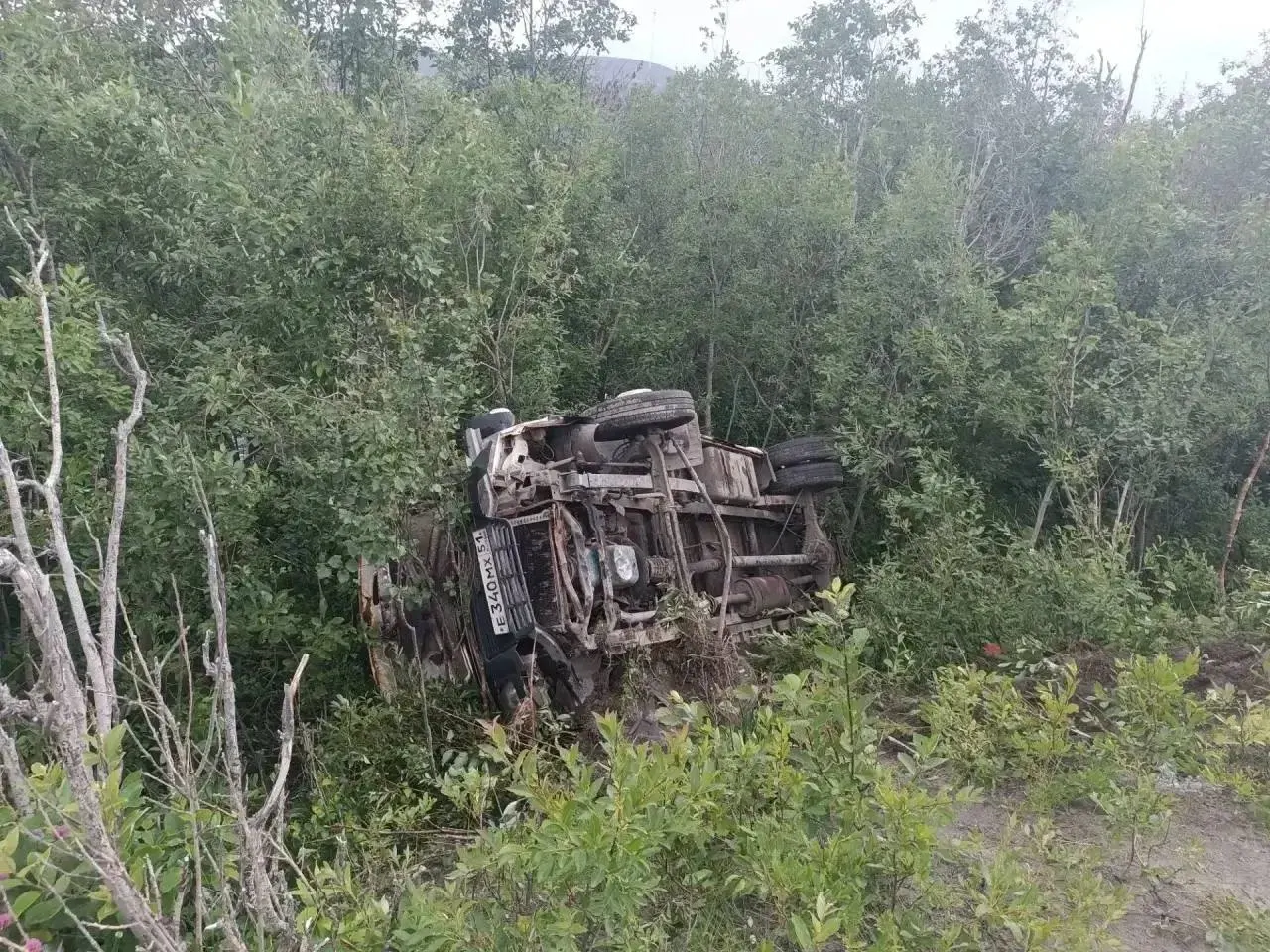 На дороге Апатиты—Кировск водитель почувствовал себя плохо, маршрутный микроавтобус съехал в кювет и перевернулся на бок. В результате ДТП водитель и 13 пассажиров, в том числе ребёнок, доставлены в больницу. Проверку ведёт ГИБДД под контролем прокуратуры.