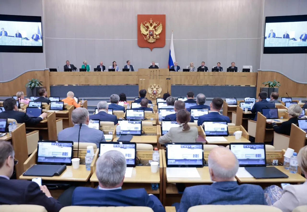 Исследование показало, что инициативы кабинета министров проходят в Госдуме значительно чаще депутатских; около пятой части законопроектов восьмого созыва остаются без окончательных решений.