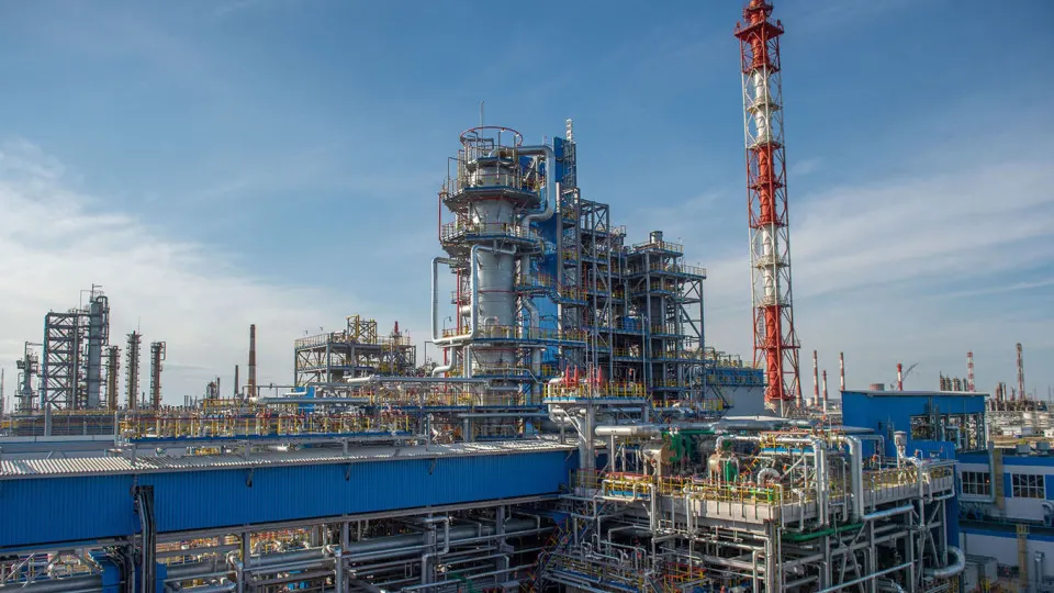 Нефтепереработка на крупнейшем заводе в Салавате приостановлена с 14 июля из‑за повреждений, вызванных нападением беспилотников. На восстановление и частичное возобновление работы могут потребоваться недели или месяцы; это уже пятый крупный НПЗ, прекративший выпуск в июле.