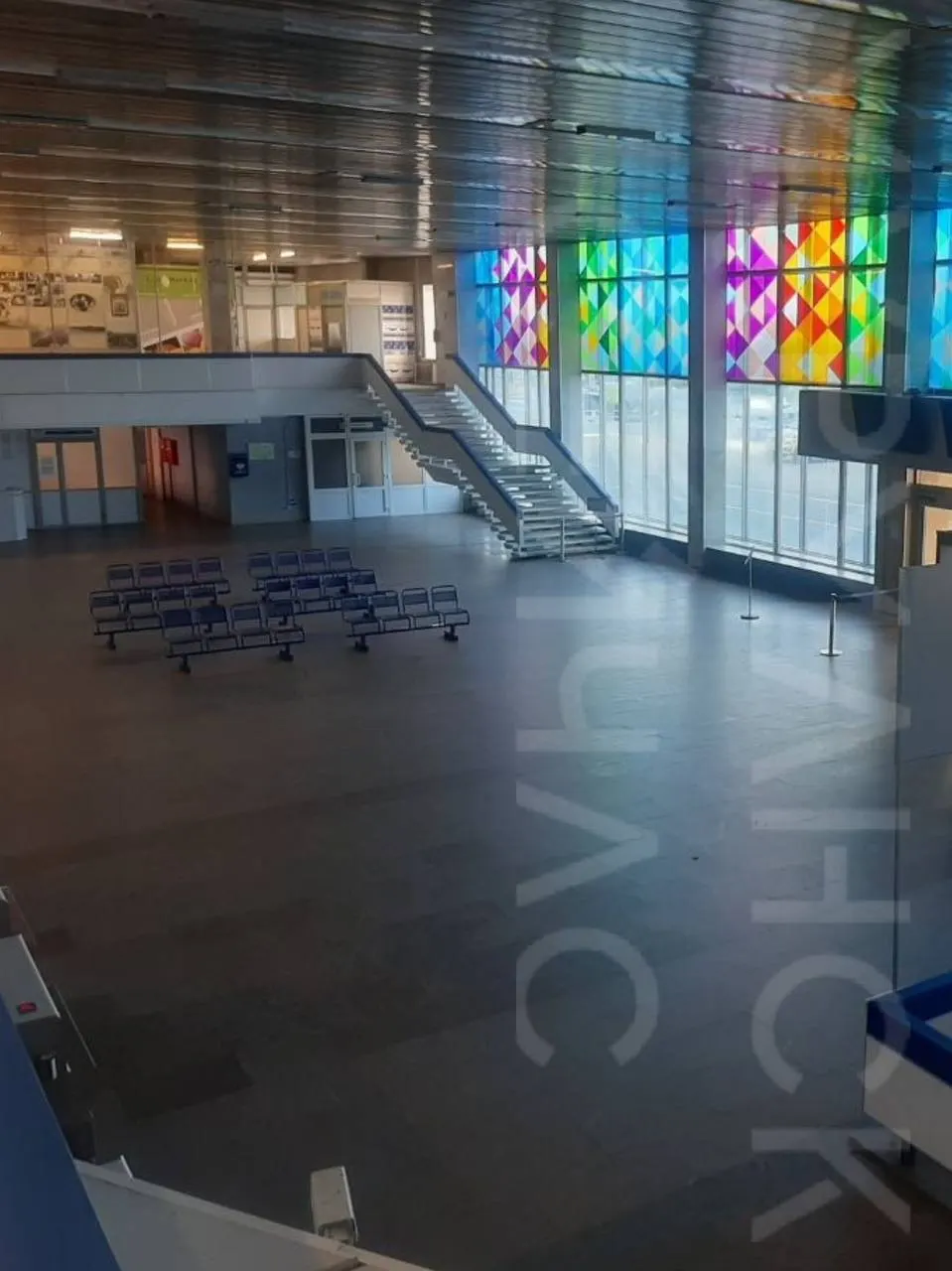 Старый терминал, который планировали сделать международным, почти закрыт: редкие рейсы, службы, оставшиеся в здании, и пустующие залы ожидания.