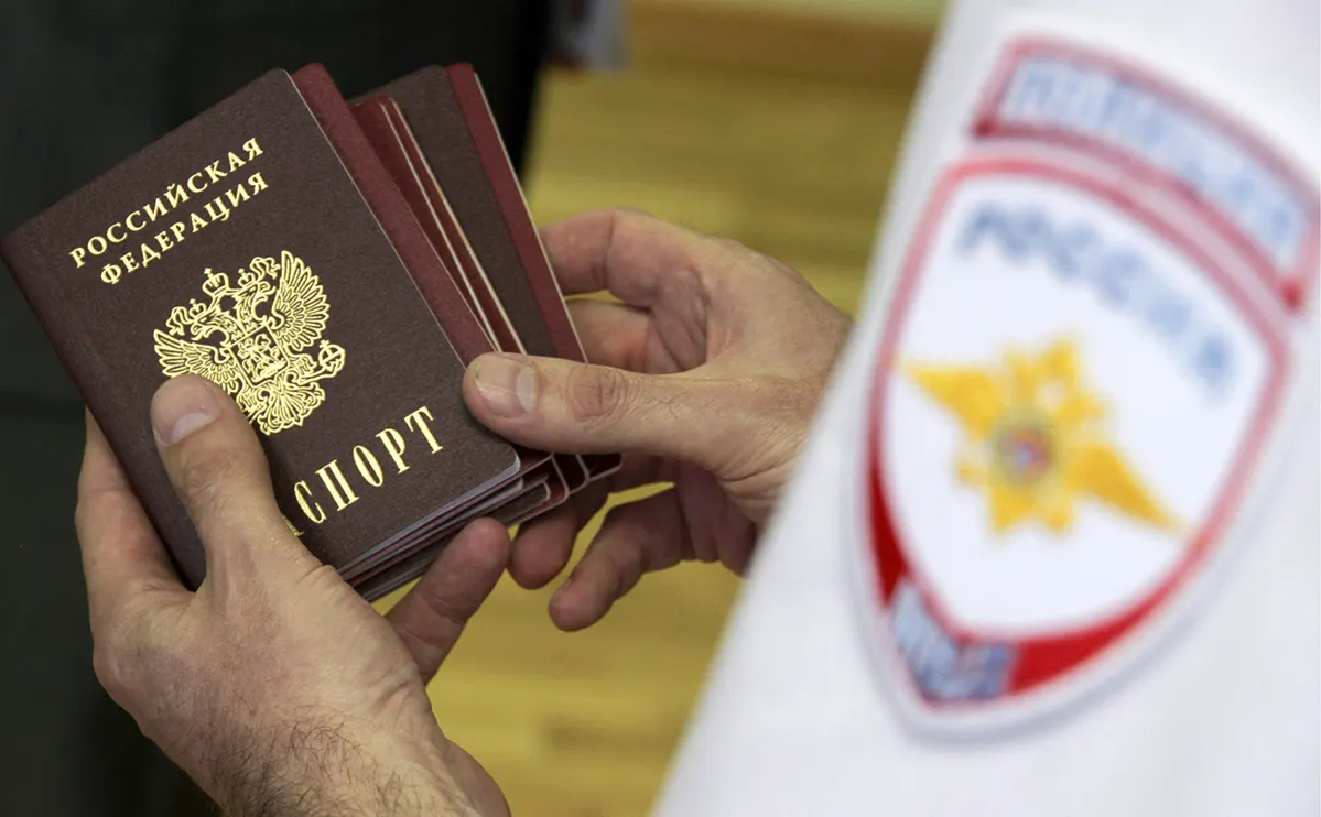 Собеседники в дипломатических кругах и источник, близкий к администрации президента, говорят, что для поездок граждан РФ в страны НАТО предлагают ввести обязательное группирование, сопровождение и выездные разрешения.