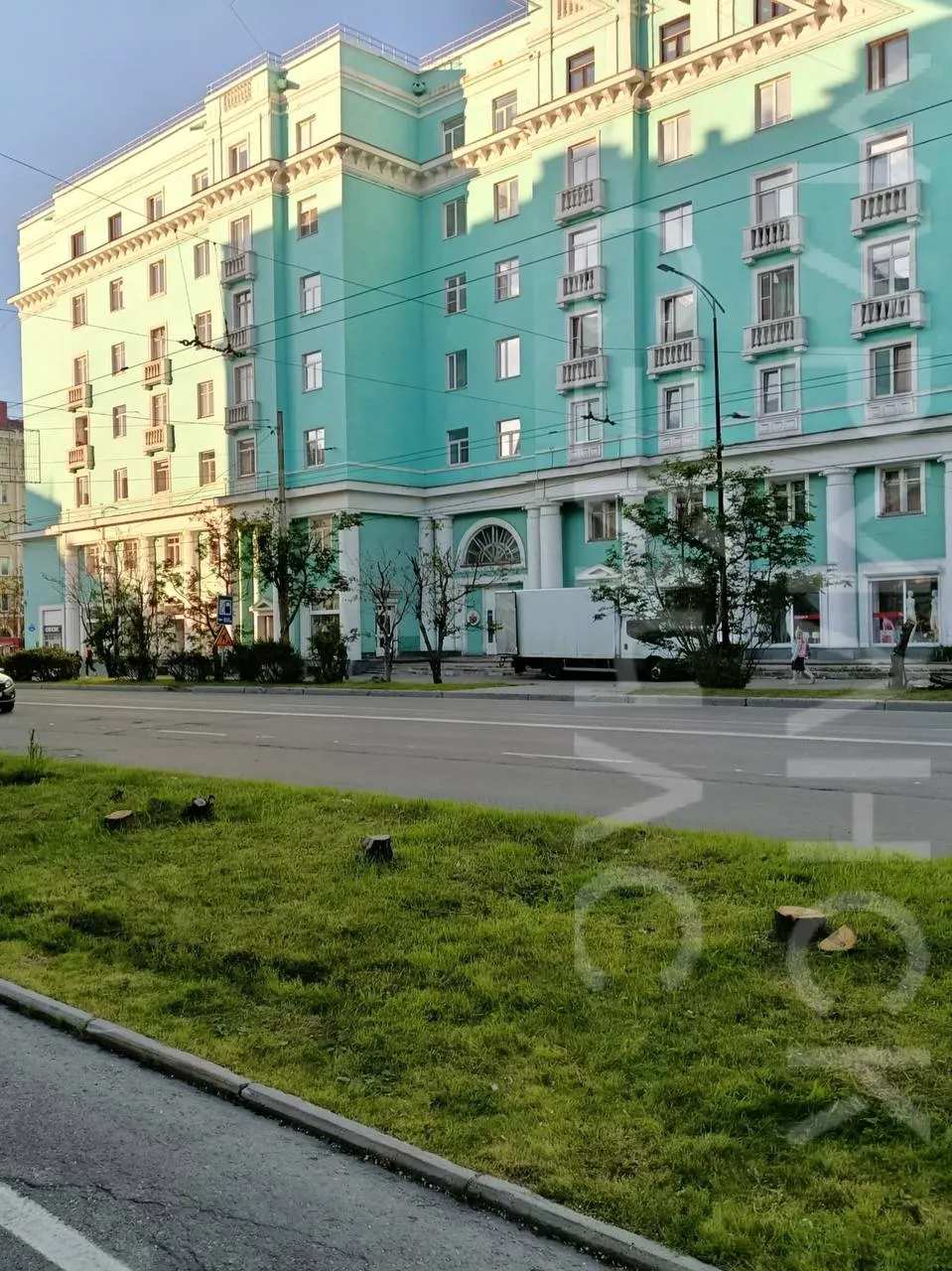 В центре Мурманска начали вырубать засохшие деревья — на месте пышных зелёных насаждений остались пни и обрезанные ветки. Жители опасаются, что центр города станет «лысым».
