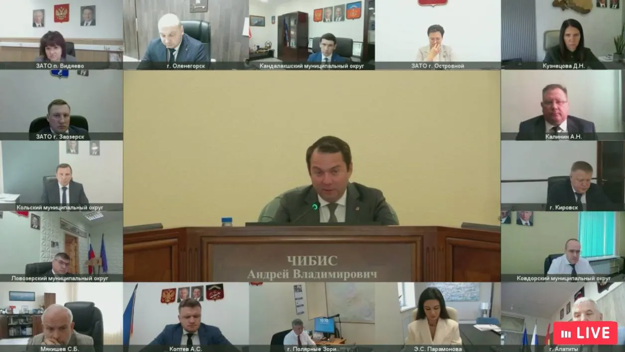 Губернатор потребовал от мэра и главы округа в краткие сроки привести в порядок покосившиеся ограждения — претензии касаются в том числе районов рыбного порта и участков частных собственников.