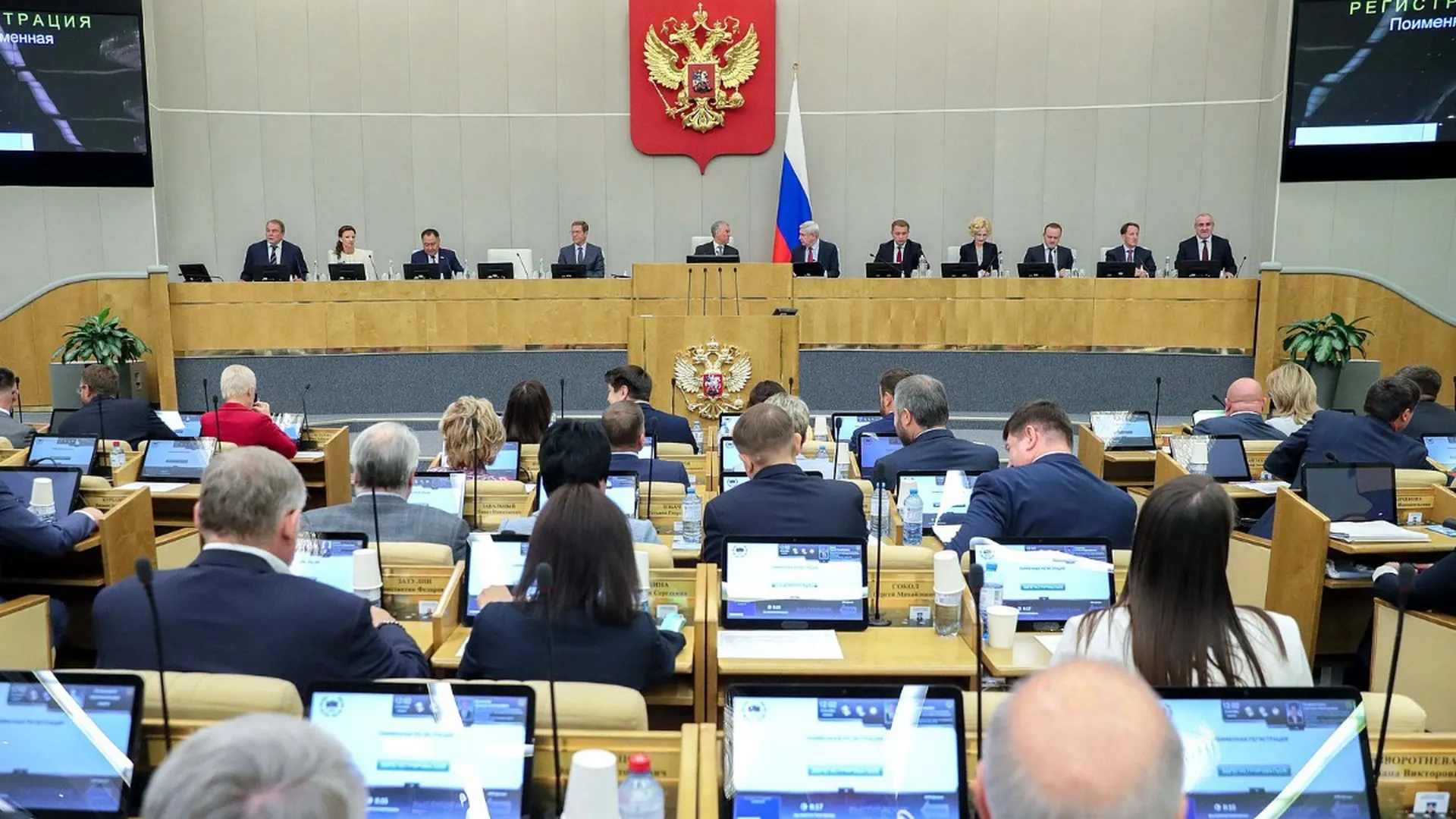 Совет Госдумы рекомендовал включить в повестку 22 июля законопроекты, предусматривающие запреты на пользование госуслугами, онлайн-банкингом и регистрацию недвижимости для лиц, находящихся за рубежом и уклоняющихся от исполнения наказания.
