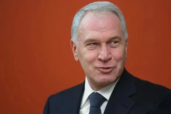 По указу президента бизнесмен получил орден за вклад в социальные проекты, сохранение культурно-исторического наследия и благотворительность; Forbes оценивает его состояние примерно в $2 млрд.