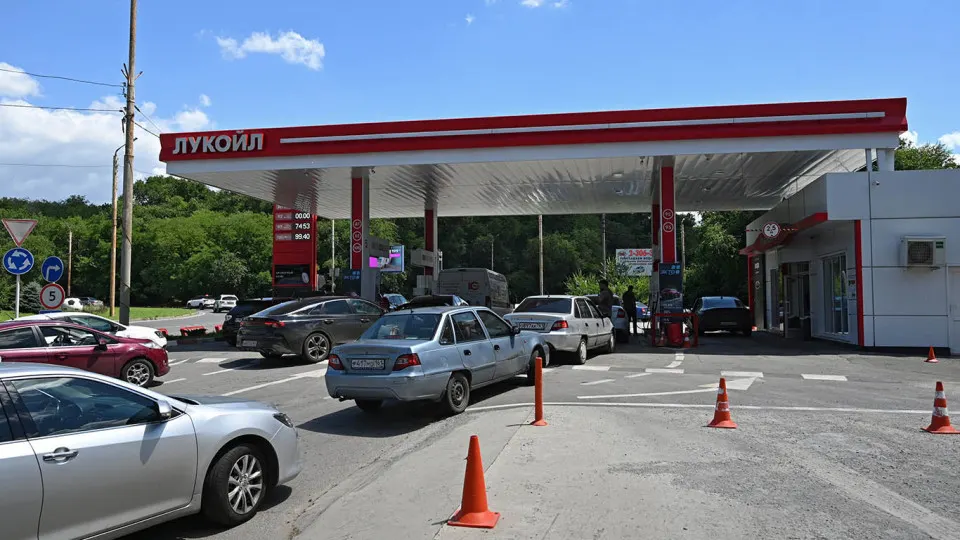 Цена белорусского АИ‑92 за неделю выросла до 127 тыс. руб./т; дефицит топлива связан со снижением выпуска после ударов по НПЗ, власти усиливают импортные поставки.