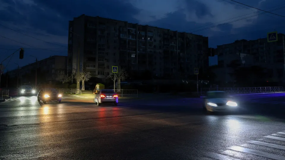 Дефицит бензина и рост цен привели к сокращению автобусных рейсов и повышению тарифов в ряде областей, ограничениями охвачены как материковые регионы, так и аннексированные территории.