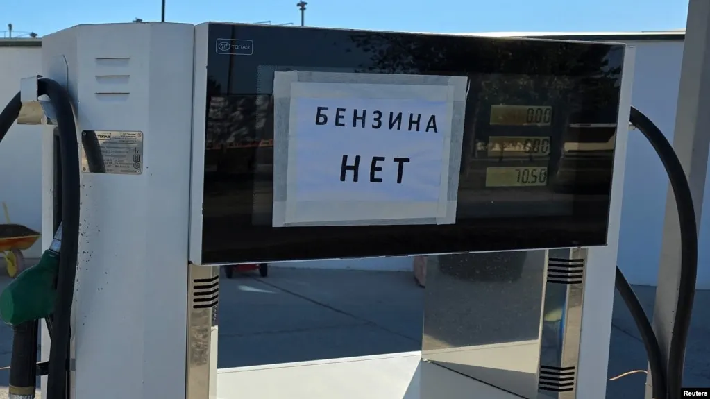 По официальным данным, за неделю с 23 по 29 июня 2026 года в Севастополе зафиксирован рекордный рост цен на бензин — до +30%. Одновременно в стране наблюдается дефицит топлива и рост цен в большинстве регионов.
