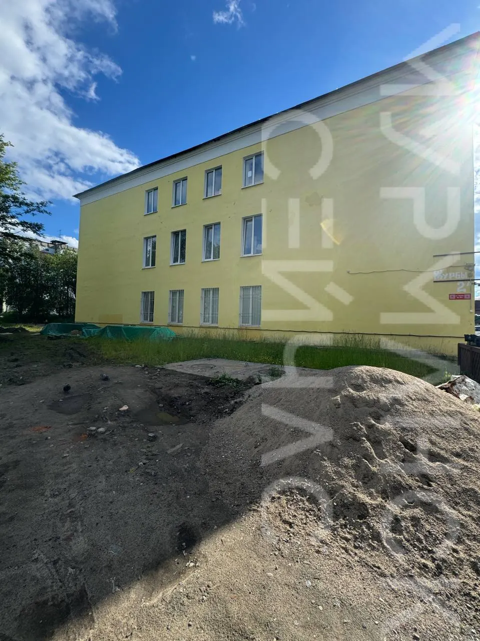 Рядом с театром кукол в Мурманске спиливают 30–40-летние деревья. Жильцы говорят, что перед их окнами могут появиться гостевые домики или беседки, но официальной информации и согласований нет.