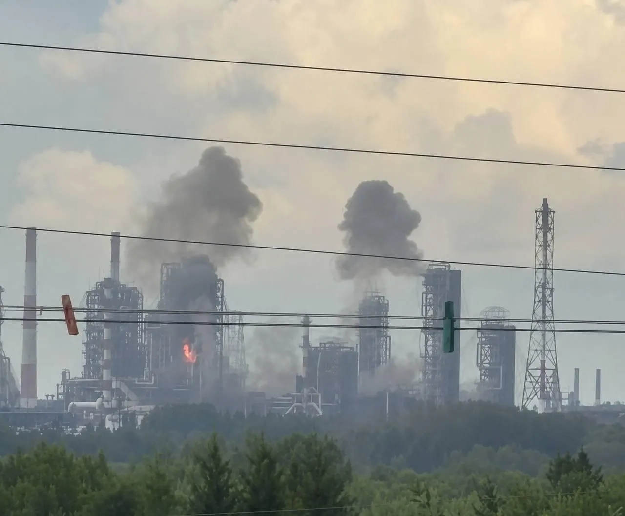 На Омский нефтеперерабатывающий завод нанесён удар беспилотниками, в результате — пожар. По сообщениям, объект пострадал на удалении примерно 2500 км от линии фронта; ближайший НПЗ к востоку — Ачинский — более чем в 1000 км по прямой.