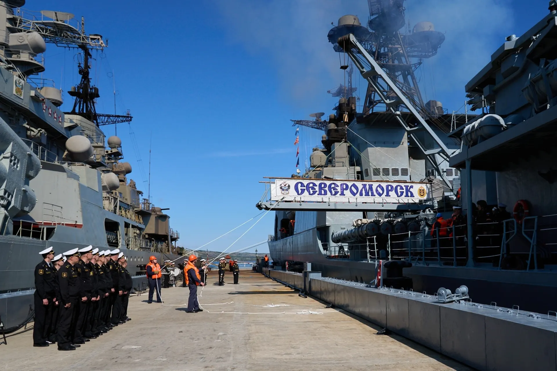 Большой противолодочный корабль прибыл в одноимённый пункт базирования недалеко от Мурманска после сопровождения гражданского судна; местонахождение второго корабля сопровождения и самой яхты пока неизвестно.