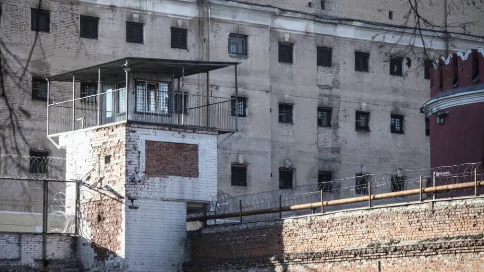 Власть внесла в Госдуму законопроекты, которые исключают ряд статей УК из ограничений на заключение контрактов с Минобороны для последующей отправки на войну в Украину. Запрет планируют оставить для лиц, осуждённых за терроризм, педофилию, шпионаж и некоторые тяжкие преступления.