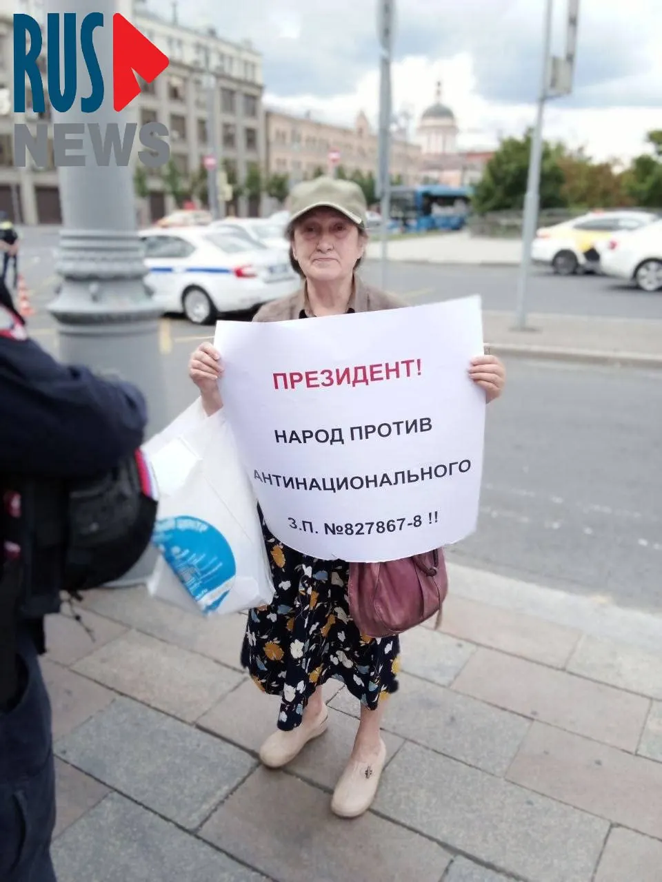 Наталью Шамину задержали на Старой площади в Москве во время одиночного пикета: активистка выступала против законопроекта, дающего регионам право исключать памятники из государственной охраны.
