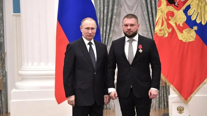 Декларации кандидатов «Единой России» показали наличие зарубежных активов у ряда претендентов: акции американских компаний, инвестиционные паи и зарубежные облигации. Партия заявляет, что необходимые действия по отчуждению были выполнены до подачи документов.