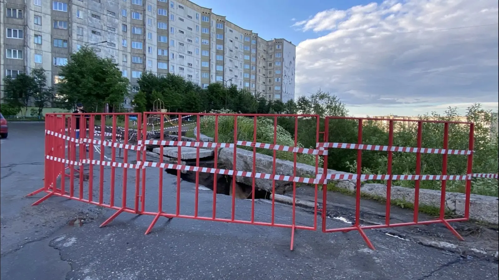 На улице Адмирала Сизова под потоками воды подмыло грунт, из-за чего у края проезжей части образовался провал. Место ограждено, водителей просят соблюдать осторожность.