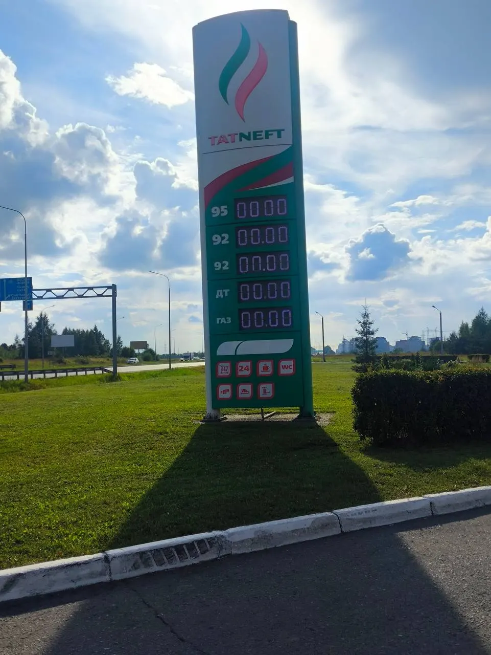Атаки дронов по нефтеперерабатывающим мощностям усугубляют дефицит топлива в России: в Чебоксарах дорожают речные прогулки, крупнейшие компании просят индийских поставщиков нарастить поставки.