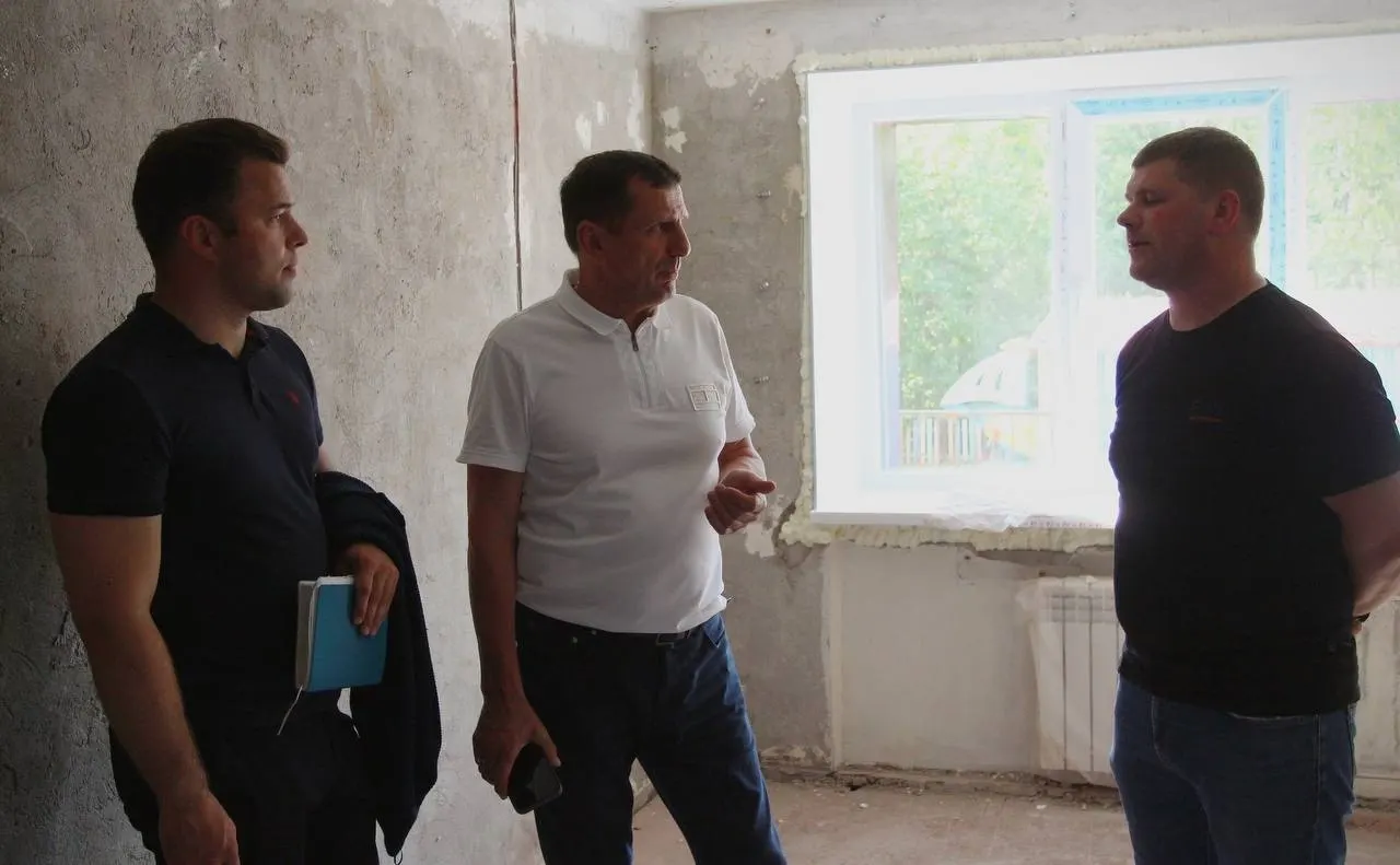 Проверка показала, что заказчик без законных оснований изменил условия муниципального контракта: цена выросла с 165,8 до 268 млн руб., сроки перенесены на год. По итогам материалы направлены для возбуждения административного дела.