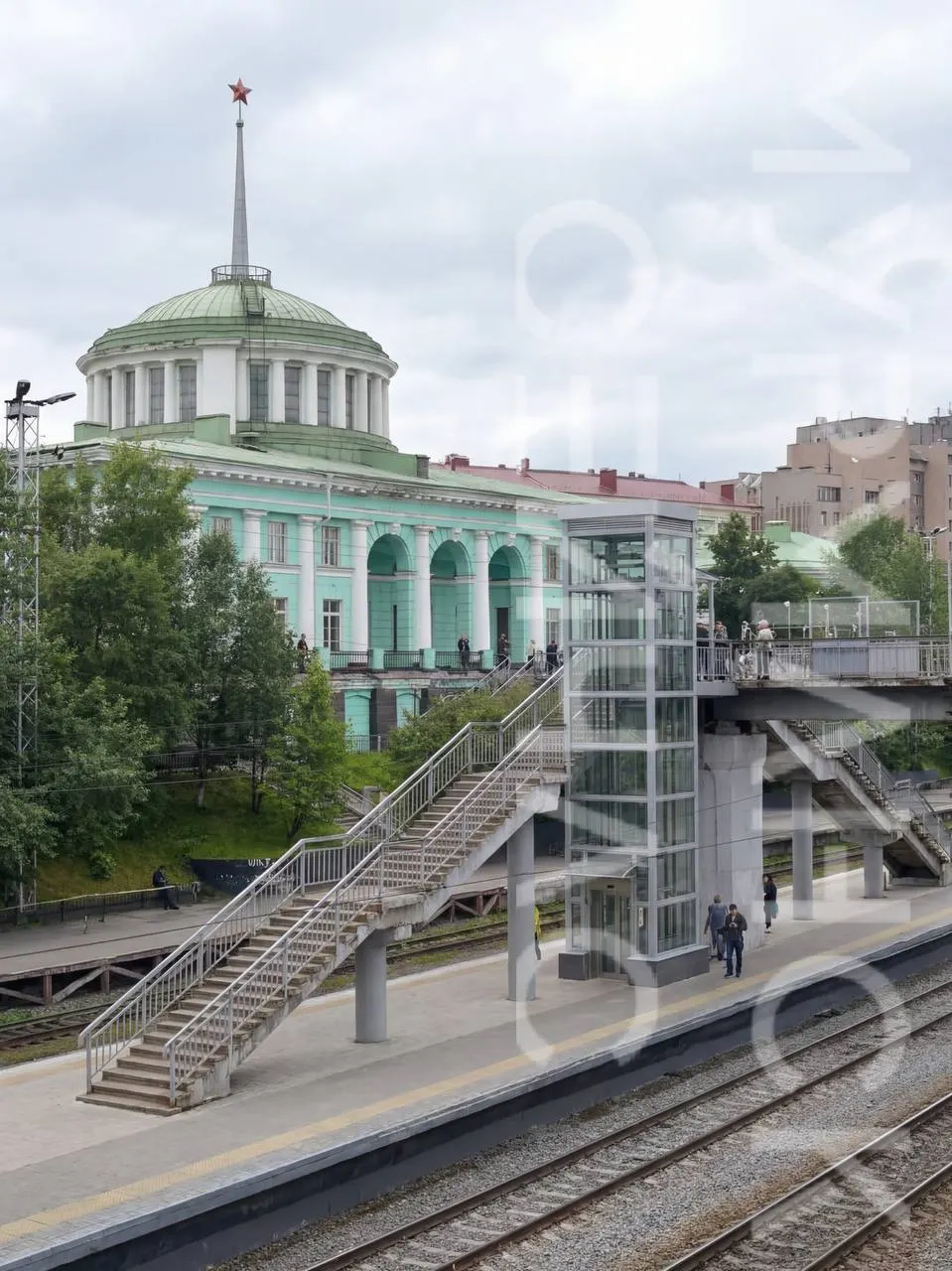 РЖД рассматривает установку лифта на платформу №2 мурманского вокзала и оборудование лестниц пандусами. Работы обещают провести в рамках программы до 2030 года, но сначала нужно подобрать производителя и найти финансирование.