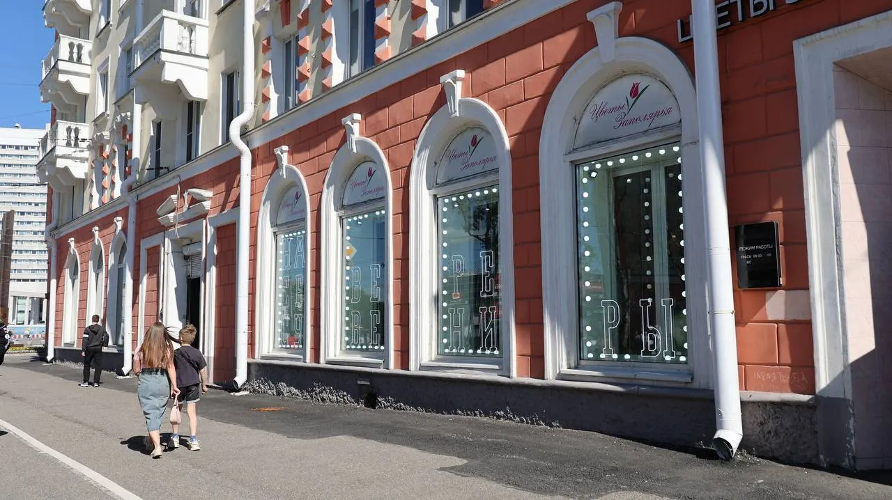 Новая сеть сувенирных магазинов расширила присутствие в городе: одна точка разместилась в бывшем помещении «Цветов Заполярья» на проспекте Ленина, ещё несколько — в «Волне», на Буркова и в районе Полярных Зорь.