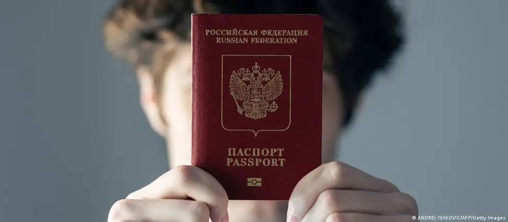 Евросоюз решил ограничить предлагаемый визовый запрет только тем россиянам, кто непосредственно участвовал в боевых действиях в Украине. Франция и Италия выступили за смягчение, при этом список исключений был расширен.