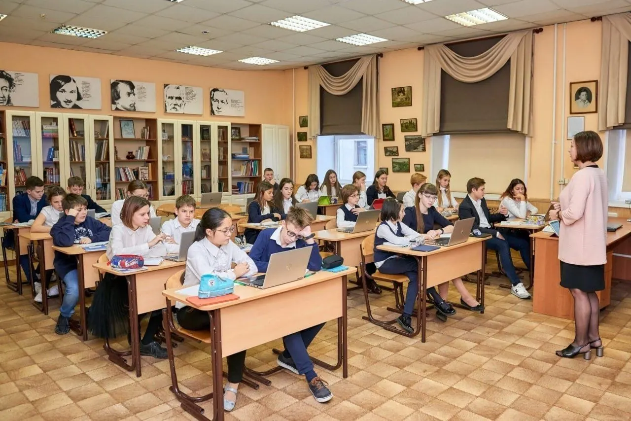 Указ закрепляет особый статус профессии, гарантирует условия для профессионального развития, наставничество для новичков, бесплатный доступ к государственным электронным образовательным ресурсам, юридическую помощь и присвоение звания «Ветеран труда» за 25 лет работы.