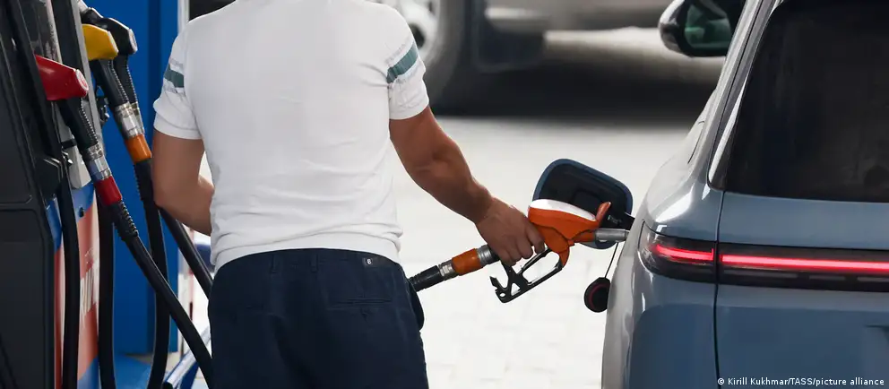 В регионе закрыта значительная часть автозаправок, на работающих станциях образуются очереди. Власти организовали приоритетную заправку служб и предпринимают меры по увеличению отпуска топлива.