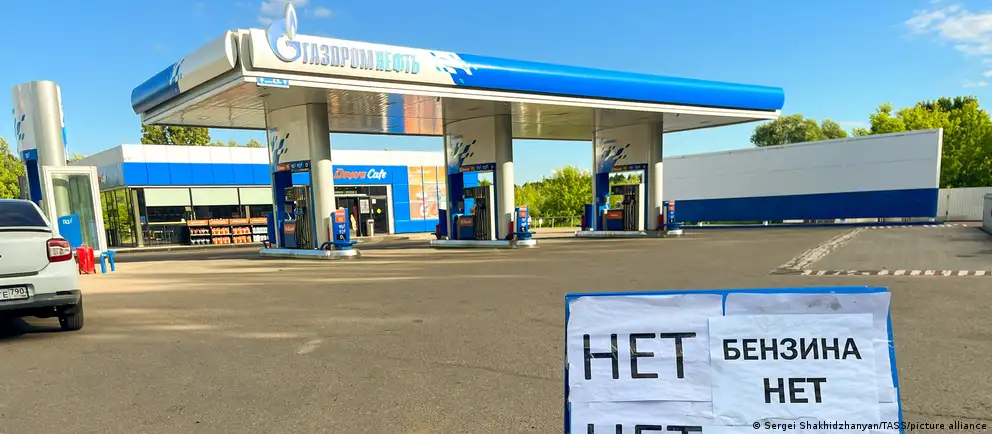 Росстат фиксирует снижение индекса производства нефтепродуктов на 21,8% в июне. Недельный рост цен на бензин и дизель замедлился, однако в ряде регионов сохраняется дефицит после ударов по перерабатывающим объектам.