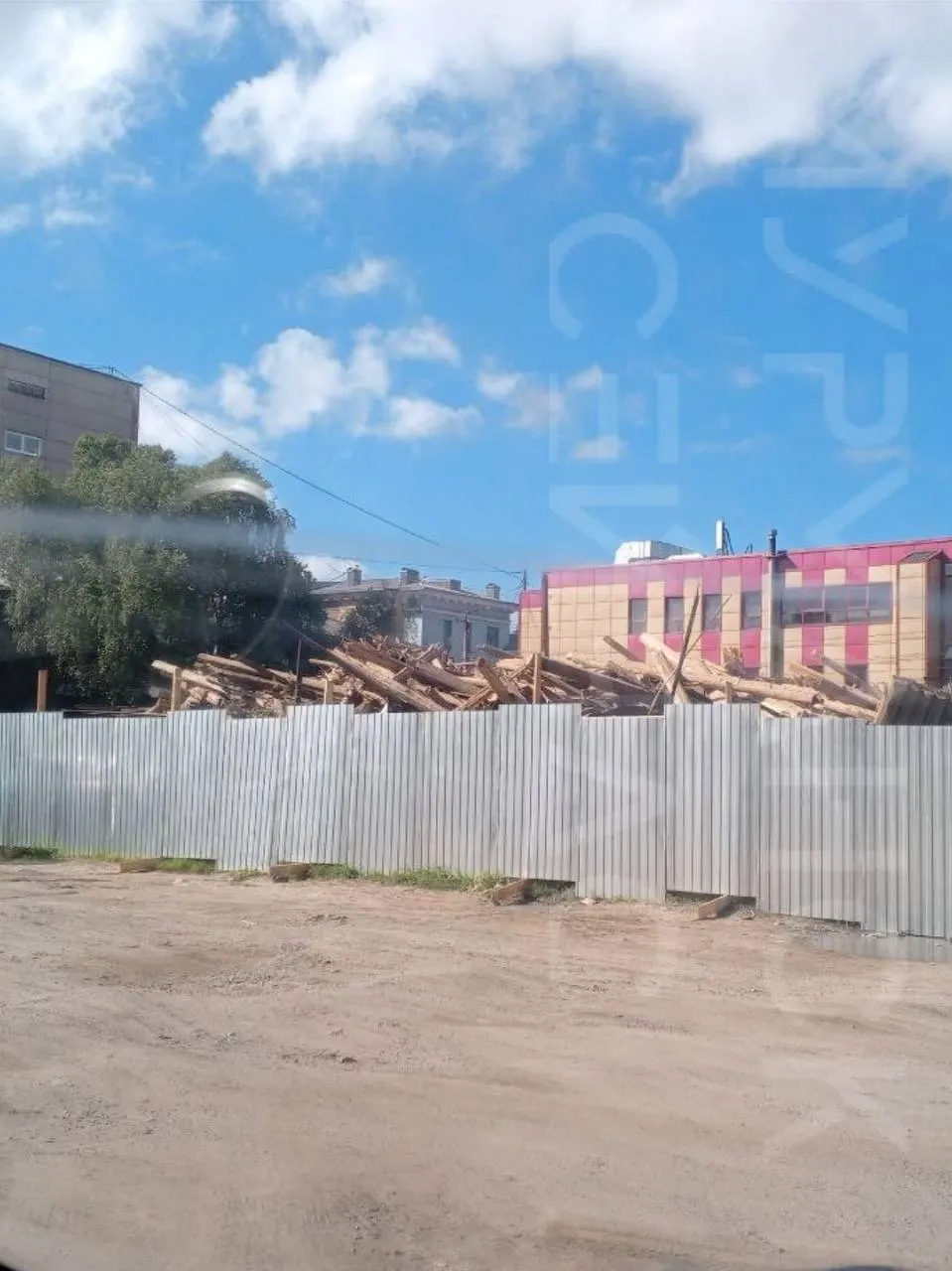 В центре Мурманска уже снесли два деревянных дома на переулке Русанова. До конца года в планах — аварийные постройки 1935 и 1940 годов и ряд других адресов по городу.