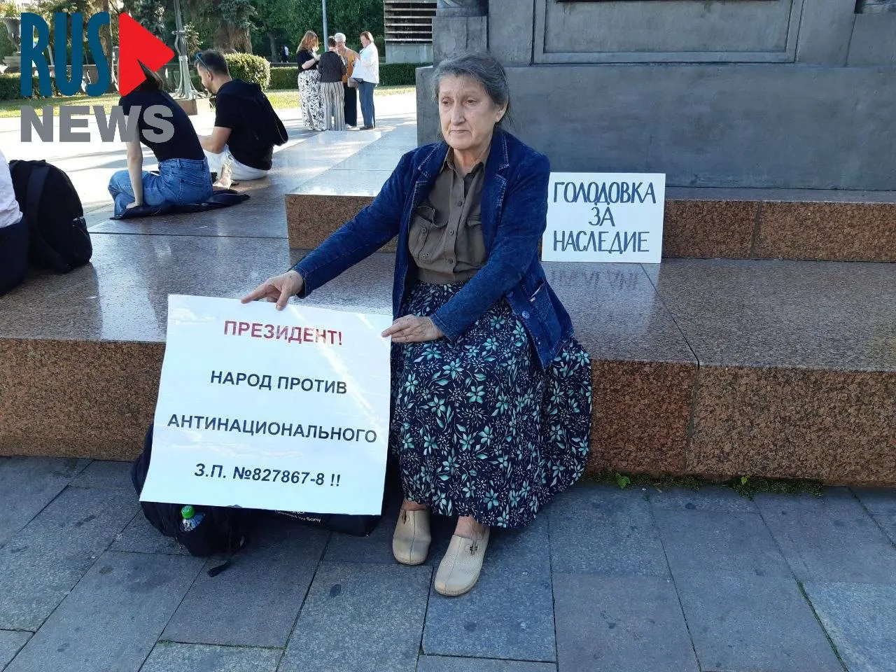 Председатель новосибирского отделения ВООПИК устроила одиночную голодовку против законопроекта о передаче регионам права исключать объекты культурного наследия; через час её задержала полиция.