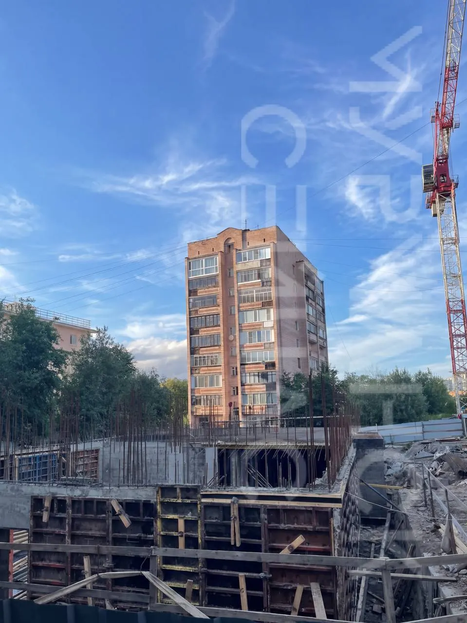 На улице Журбы, в нескольких минутах от центра Мурманска, возводят четырёхэтажную гостиницу площадью почти 1,9 тыс. м². На площадке уже залит фундамент, сдача объекта запланирована до конца 2026 года.