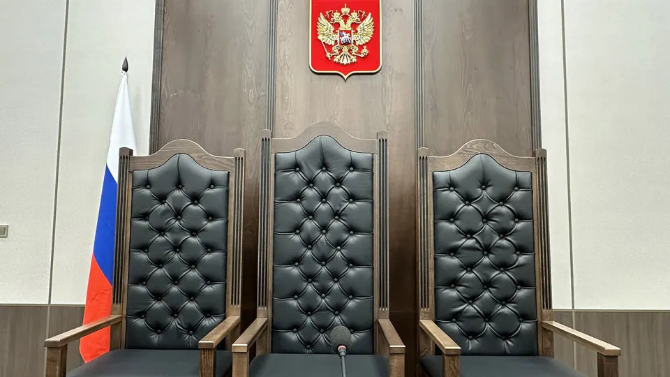 Верховный суд предложил смягчить квалификационные требования к сотрудникам аппаратов судов — от секретарей заседаний до консультантов и ведущих специалистов. Инициатива призвана сократить кадровый дефицит, но эксперты предупреждают о рисках и призывают улучшать условия труда и карьерные перспективы.