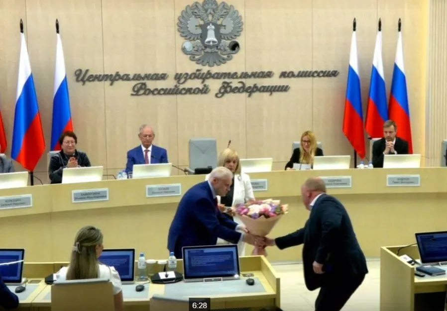 На 28-м заседании Центризбирком единогласно зарегистрировал 260 кандидатов от «Справедливой России», выдал Сергею Миронову удостоверение кандидата, назначил представителя от ЛДПР с совещательным голосом и утвердил 43 финансовых уполномоченных «Яблока» в 42 регионах.