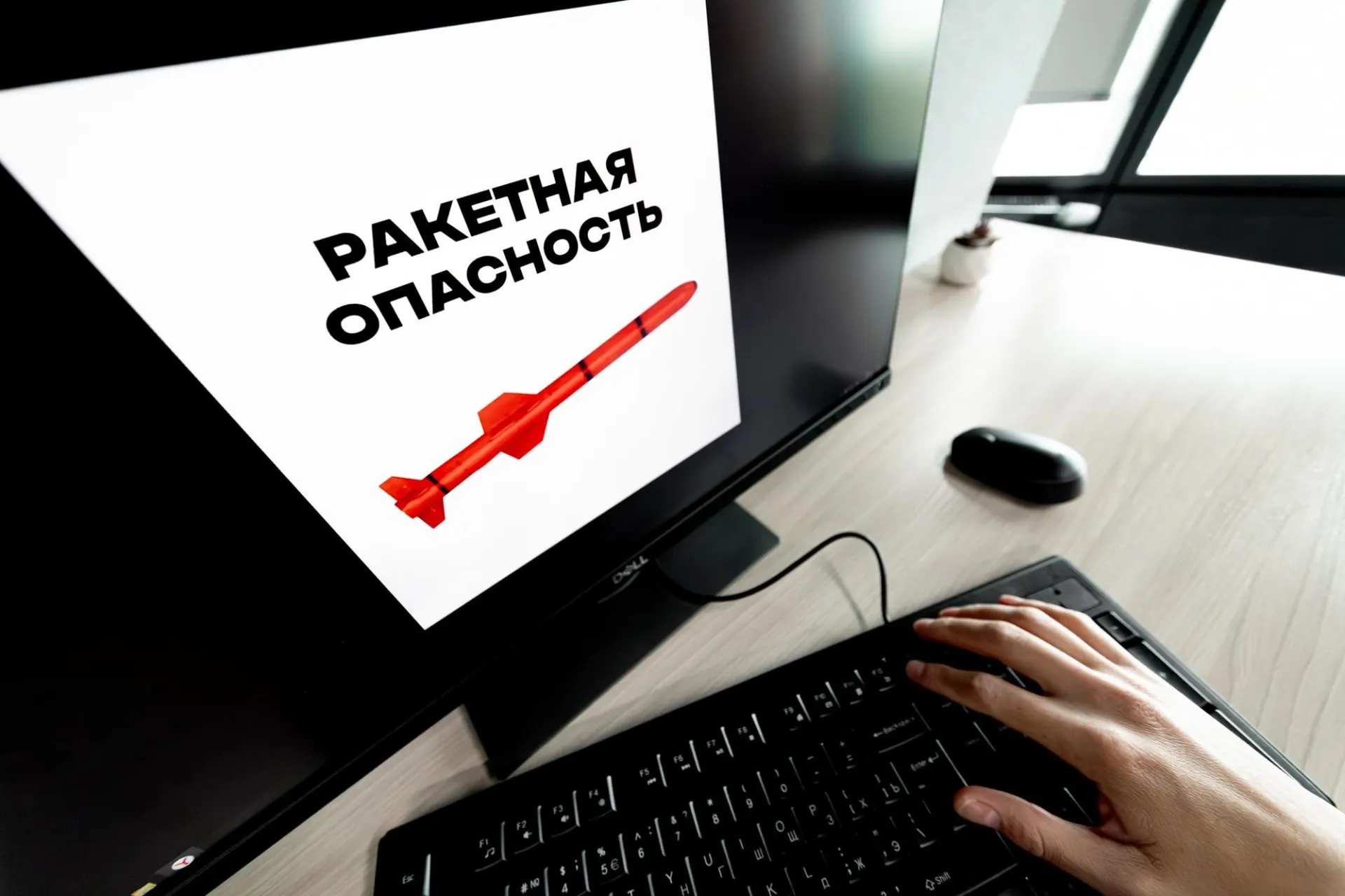 Воздушные тревоги прозвучали в Воронежской области и ряде других регионов России. Жителям рекомендовано соблюдать меры предосторожности и следовать указаниям экстренных служб.