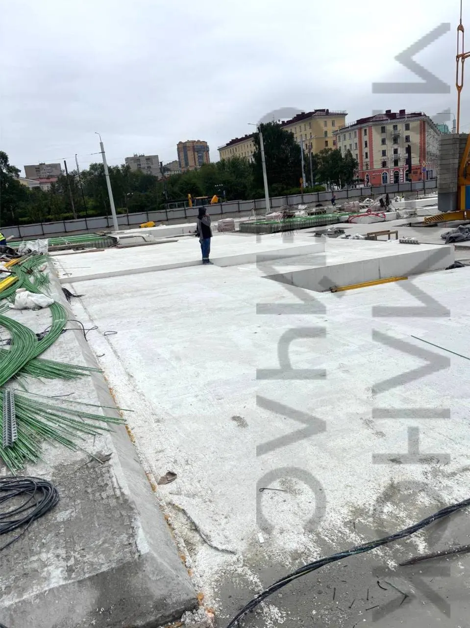 Власти заявляют о крайнем сроке — 31 августа 2026 года — хотя изначально сдача по контракту была запланирована на октябрь 2025-го. Проектная документация проходит экспертизу, готовность работ оценивают пока в 70–95%.