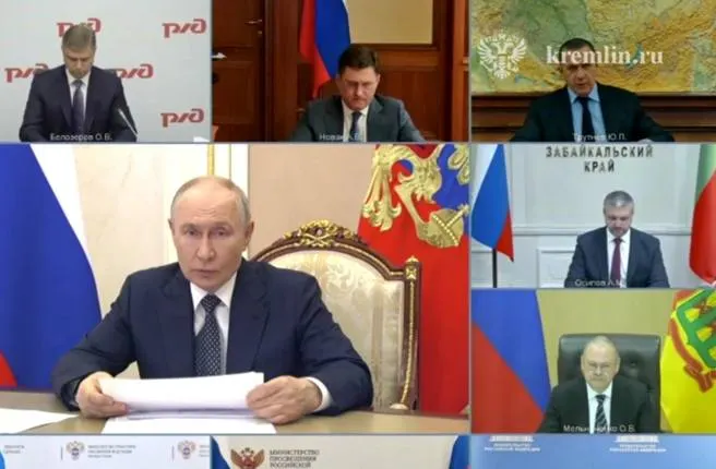 Во время видеосовещания с правительством губернатор региона предложил строить мини‑НПЗ и наращивать импорт топлива; президент поддержал меры по развитию малого бизнеса в производстве нефтепродуктов.
