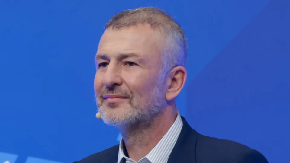 Миллиардер Андрей Мельниченко избежал изъятия энергетической компании СИБЭКО после перевода 32 млрд рублей в пользу образовательного центра «Сириус», действующего под президентским патронажем; дело завершилось мировым соглашением с Генпрокуратурой.
