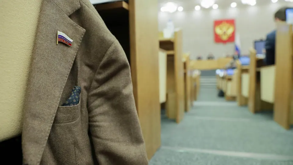 Правительство поддержало инициативу, которая исключает ответственность за отсутствие или несвоевременную подачу деклараций доходов региональными депутатами. Поправки требуют доработки, они связаны с ранее принятыми изменениями в правилах декларирования.