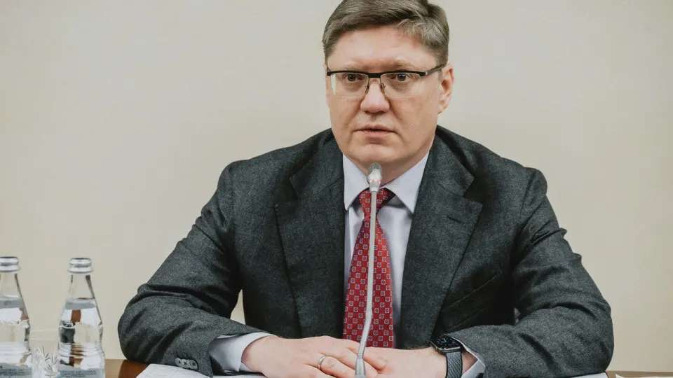 Заместитель руководителя фракции «Единая Россия» сравнил недовольных дефицитом топлива граждан с «обиженными подростками» и призвал не поддаваться манипуляциям; тем временем сокращение переработки нефти и региональные ограничения усугубляют дефицит и очереди на АЗС.