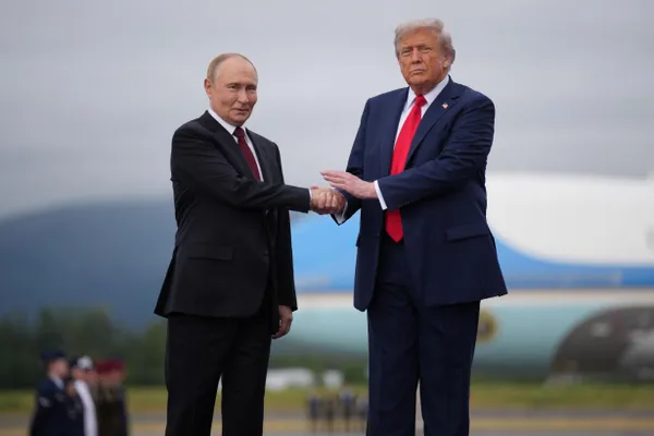 По данным информированных источников, президент США планирует обсудить с лидерами Украины и России прекращение войны: встреча с Владимиром Зеленским запланирована на саммите НАТО в Анкаре (7–8 июля), после неё возможен телефонный разговор с Владимиром Путиным.