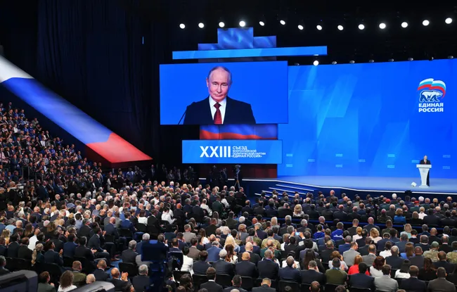 Администрация президента скорректировала KPI для партии власти на предстоящих думских выборах — вместо изначальных 55–60% теперь рассчитывают на около 45% при явке около 50%. Решение объясняют падением рейтингов и экономическими проблемами.