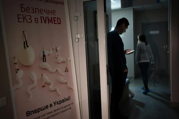 Депутаты включили вспомогательные репродуктивные технологии в программу бесплатной медицинской помощи для жен участников боевых действий и вдов; суррогат остаётся исключением.