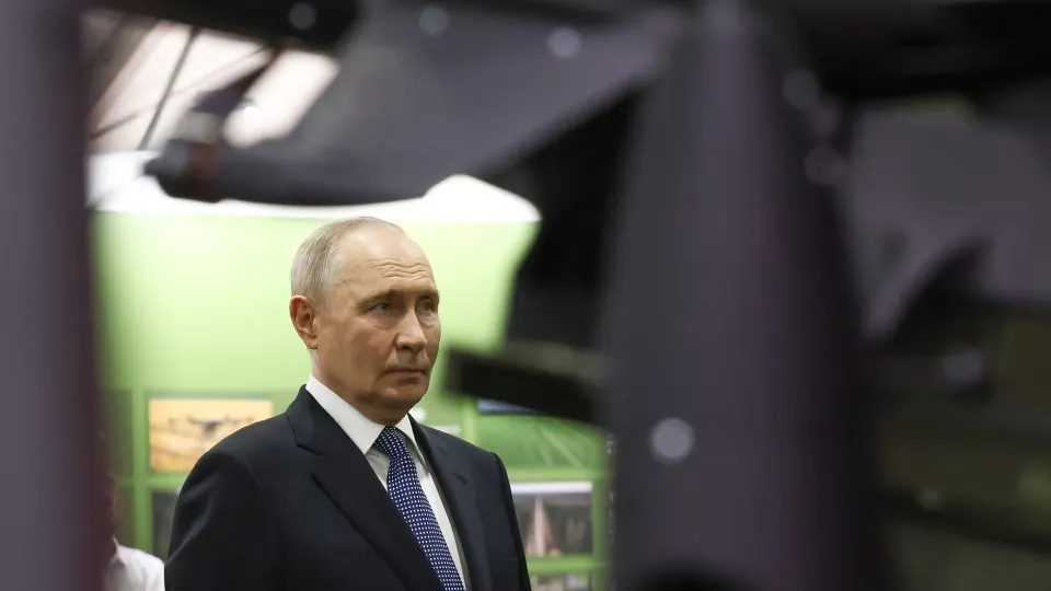 На форуме «Все для победы» президент заявил, что граждане добровольно направили около 70 млрд рублей через Общероссийский народный фронт на поддержку спецоперации. При этом расходы бюджета на оборону достигли рекордных показателей и могут ещё вырасти.
