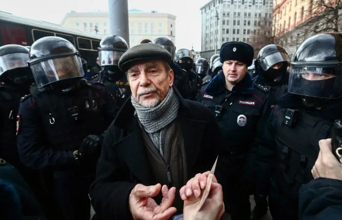 В Хорошевском суде Москвы началось заочное рассмотрение дела: обвинение просит 6,5 года колонии и запрет администрирования сайтов на 10 лет.