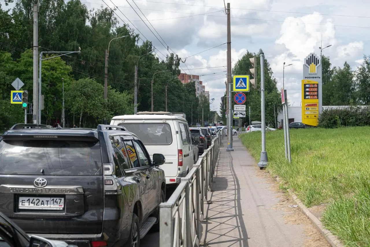 Проверка нескольких петербургских АЗС показала, что в город по-прежнему поступают партии бензина Евро‑5, хотя в июле в России временно разрешили оборот топлива стандарта Евро‑3.