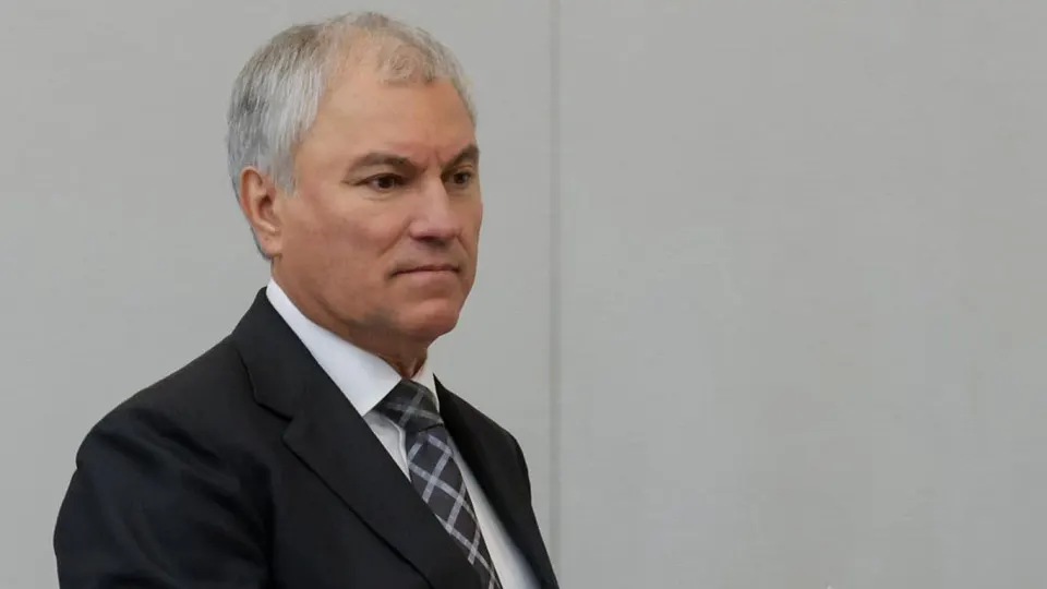 Депутаты предложили расширить городской электротранспорт как ответ на дефицит топлива: трамваи, по их оценкам, могут заменить сотни автомобилей. Аналитики указывают на сокращение производства бензина после атак на топливную инфраструктуру.