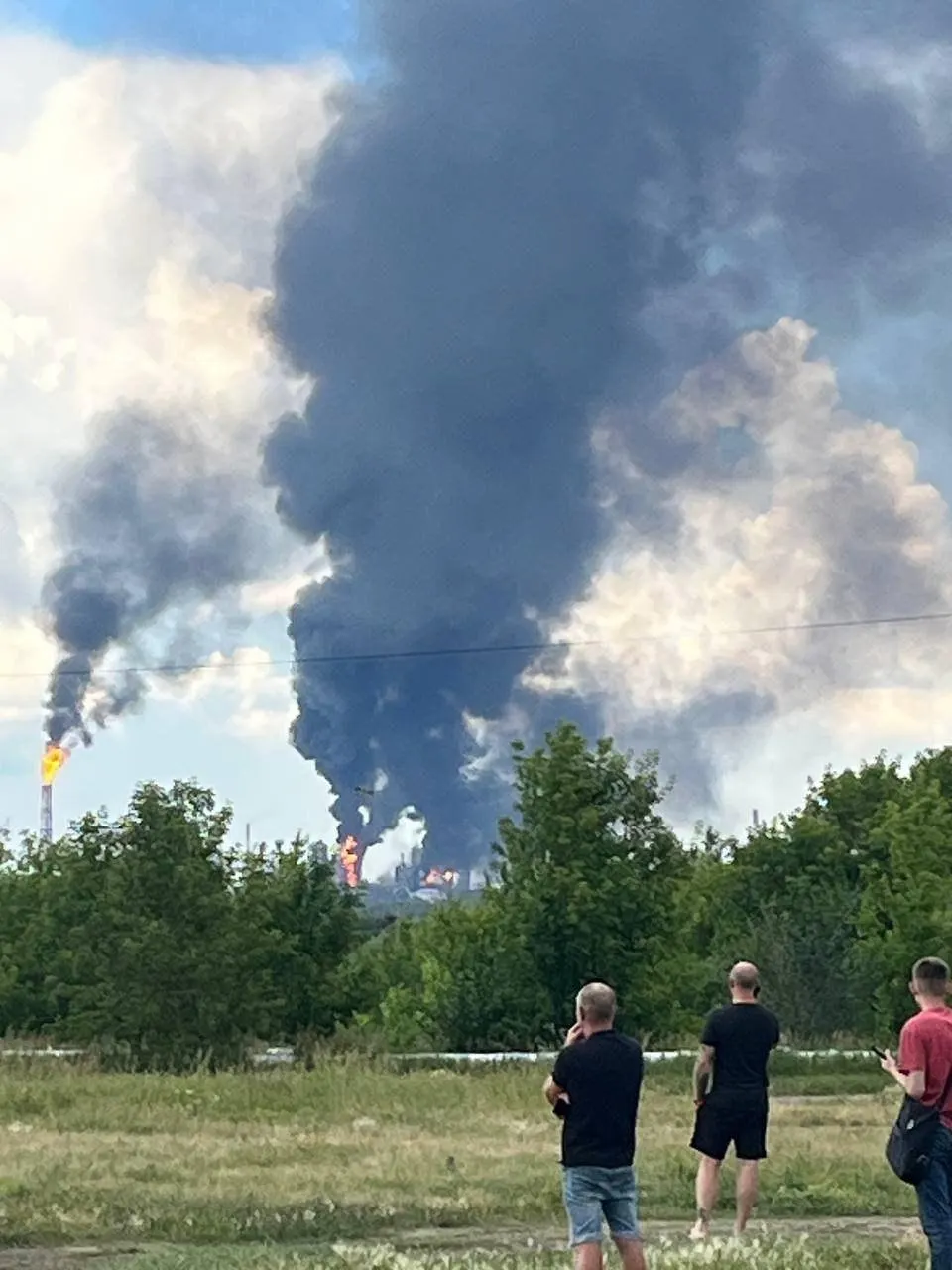 В Омской области зафиксировали масштабную атаку беспилотников: на Омском нефтеперерабатывающем заводе произошло возгорание, в регионе ввели ограничения на авиасообщение.