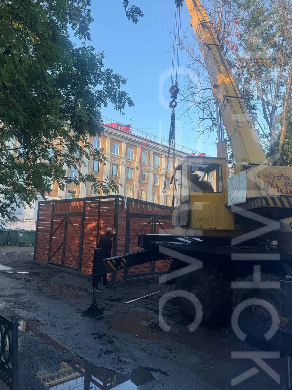 В этом году в Мурманске планируют установить около 70 закрытых площадок для контейнеров — чтобы снег и ветер не разносили мусор по дворам.