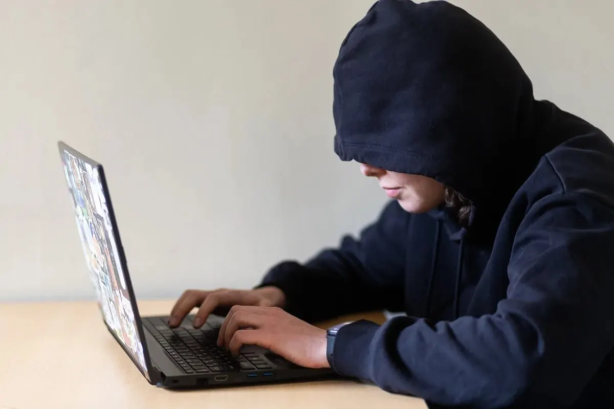 Законопроект предлагает запрещать преследователям приближаться к жертве, посещать её обычные места и выходить на связь, в том числе онлайн. Документ направлен на оценку в правительство; при принятии закон может вступить в силу с 1 января 2027 года.