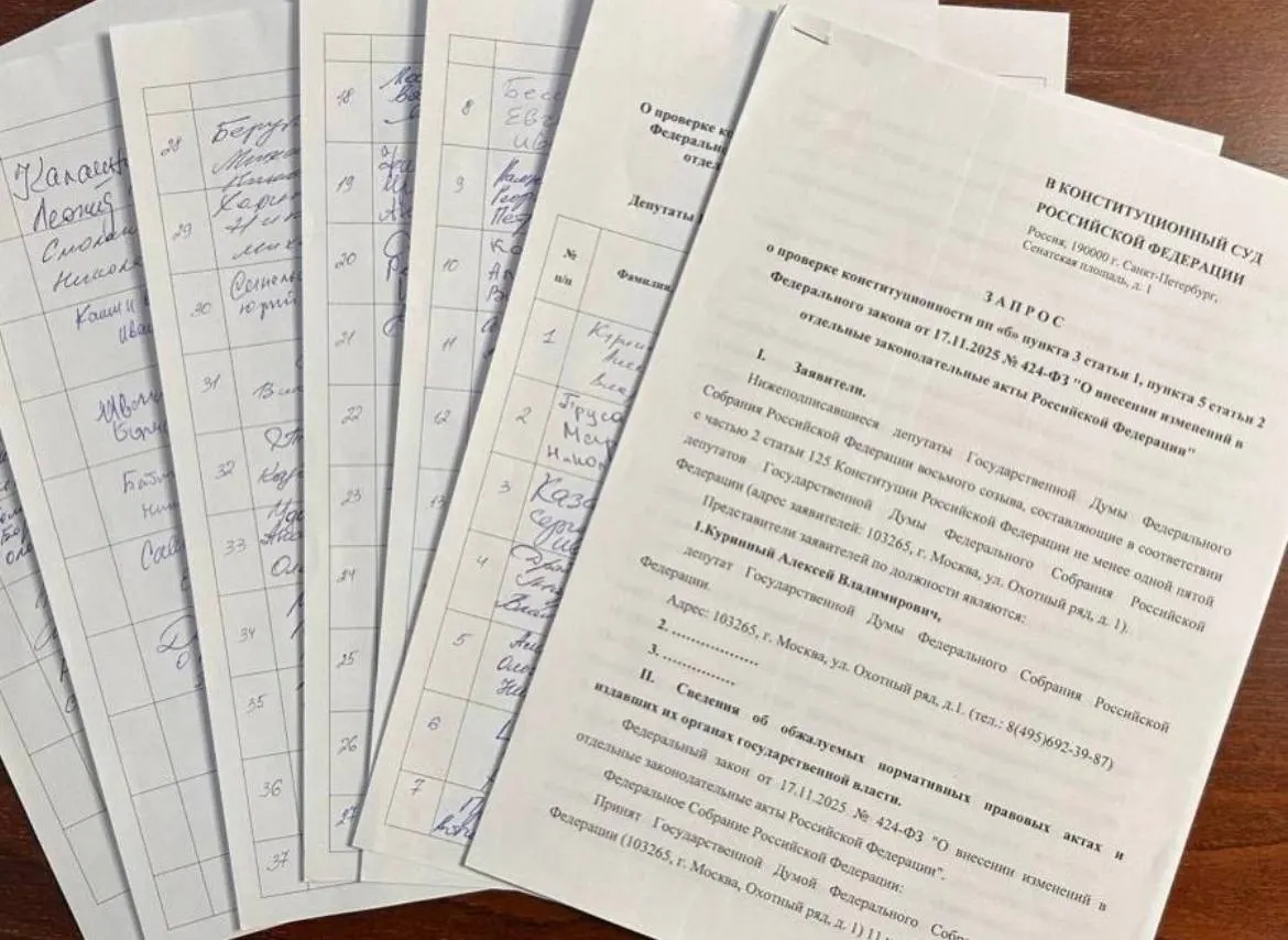 Депутат от Ульяновской области Алексей Куринный собрал 73 подписи коллег для обращения в Конституционный суд с требованием проверить закон об обязательной отработке студентов-медиков; для подачи запроса нужно 90 подписей.